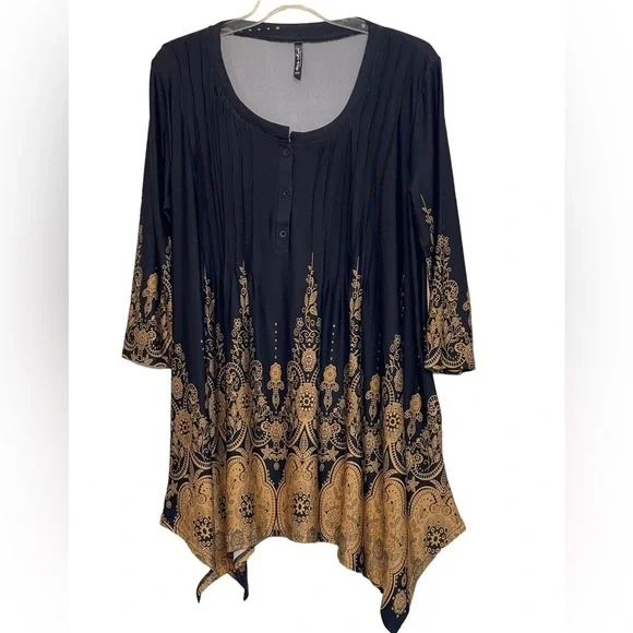 White Mark black Scroll, 3/4” sleeve, handkerchief hem top. EUC Size 2 XL - Picture 3 of 6